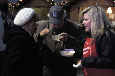 Polévka kolemjdoucím chutnala. Foto: J. Zerzoň.