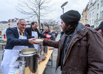 Náměstek Z. Pražák podává další misku s horkou polévkou. Za ním člen zastupitelstva M. Štěpánek. Foto: J. Zerzoň