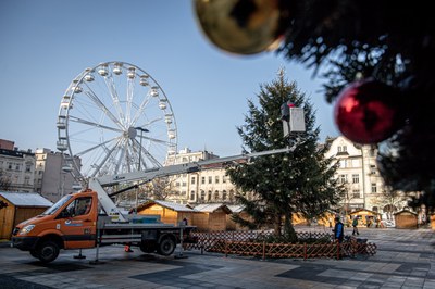 Práce na výměně starého vánočního stromu za nový. Foto: Lukáš Kaboň