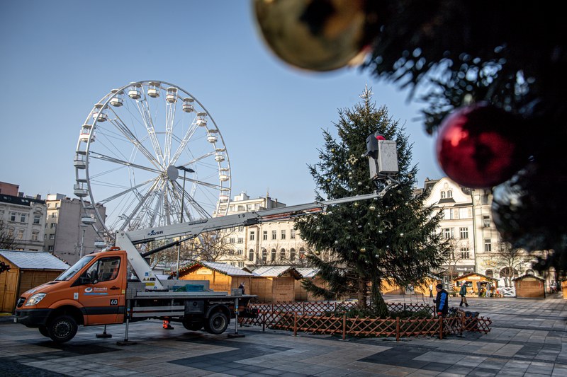 Vánoční strom na Masarykově náměstí čeká z bezpečnostních důvodů výměna Vánoční strom na Masarykově náměstí čeká z bezpečnostních důvodů výměna