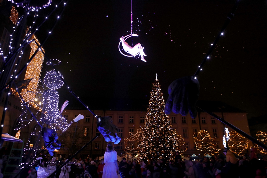 Vánončí strom na Prokešově náměstí rozsvítil anděl. Foto: Jiří Zerzoň