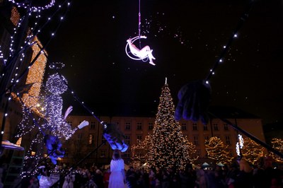 Vánončí strom na Prokešově náměstí rozsvítil anděl. Foto: Jiří Zerzoň
