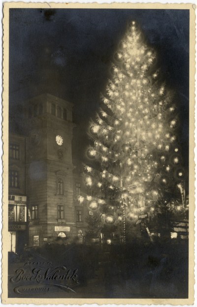 Vánoční strom republiky v centru meziválečné Ostravy ve 30 letech minulého století. Foto: AMO