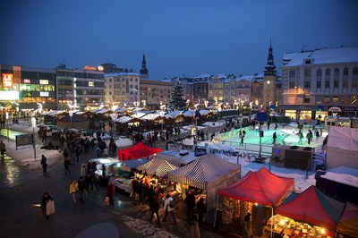 K foto: Takto vypadaly osvětlené vánoční trhy v loňském roce