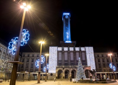Vánoční výzdoba Prokešova náměstí a budovy radnice. Foto: Adolf Horsinka