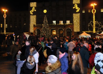 Slavnostní chvíle rozsvěcování vánoční výzdoby zaplnila Prokešovo náměstí do posledního místečka. Foto: J. Urban