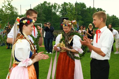Lidové kroje patří k ozdobám Honění krále ve Lhotce u Ostravy. Foto: archiv 