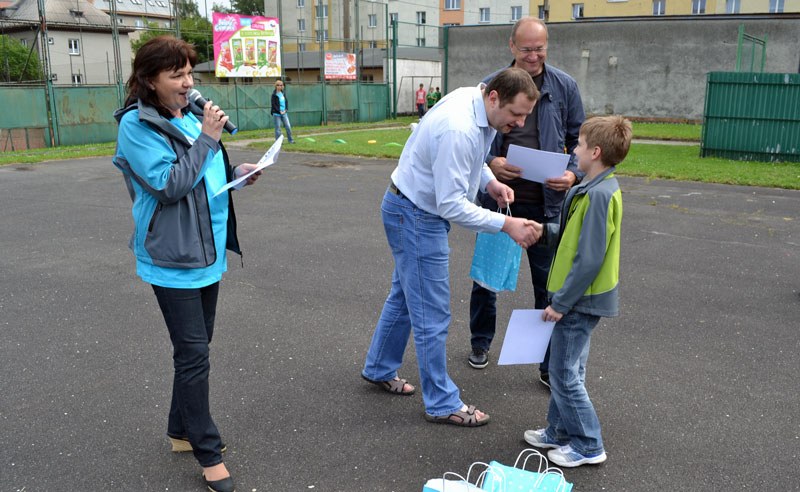 T. Sucharda s dárky pro tanečníka J. Huvara