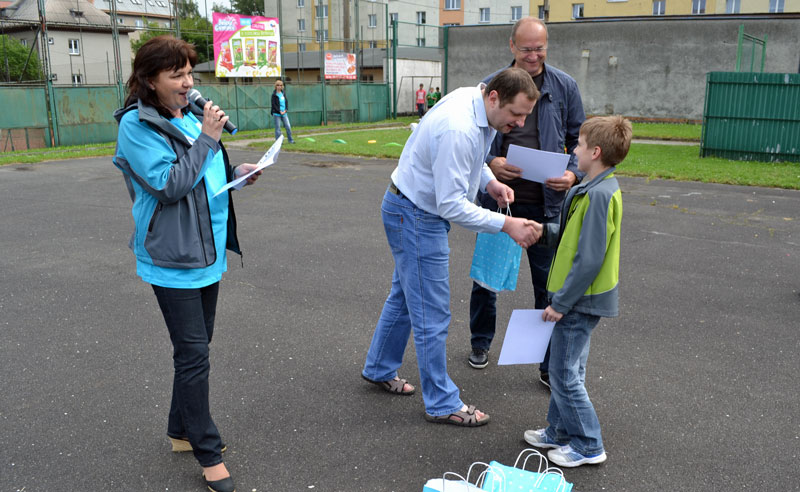 T. Sucharda s dárky pro tanečníka J. Huvara