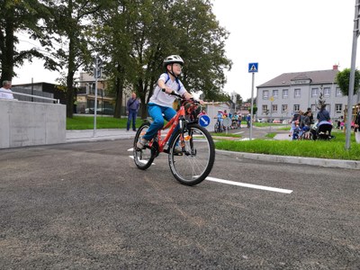 Nový povrch hřiště hned s chutí vyzkoušeli malí cyklisté. Foto: Hana Oborilová