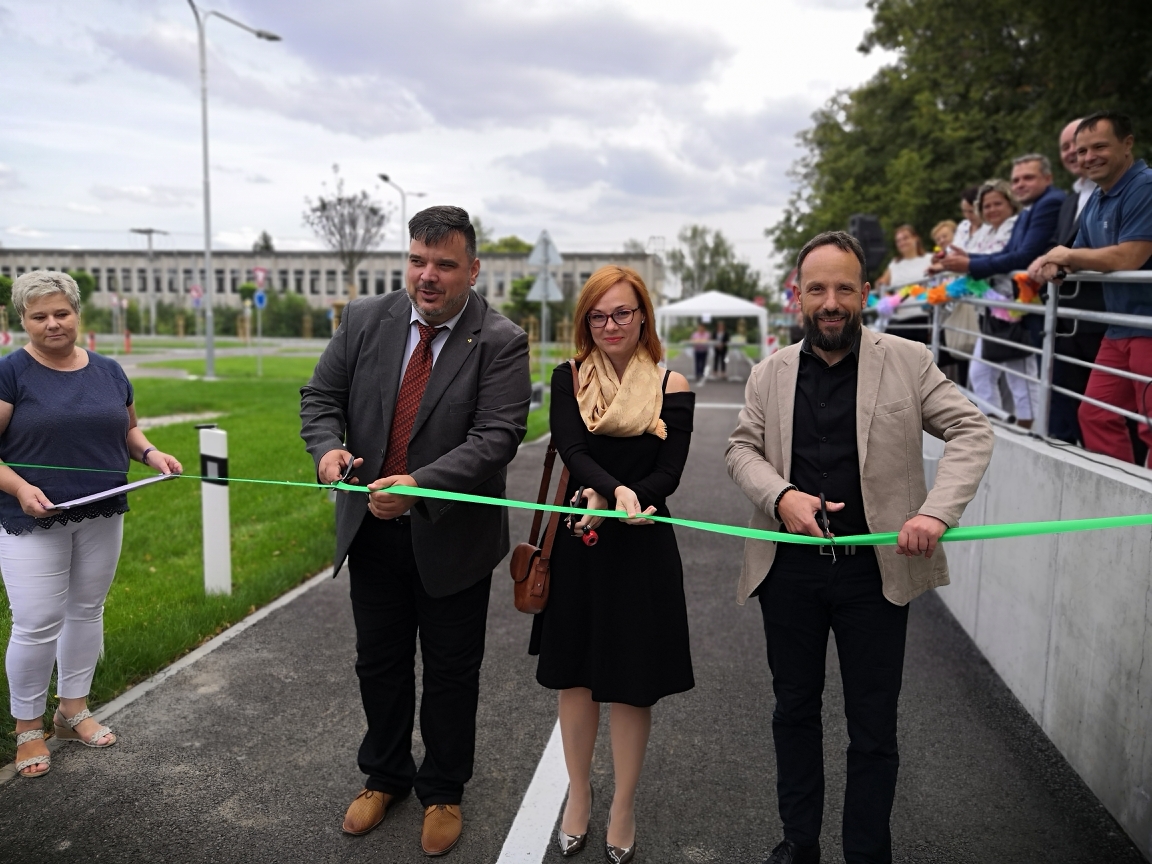 Hřiště slavnostně otevřeli primátor Tomáš Macura, náměstkyně Zuzana Bajgarová a starosta Radim Smetana.