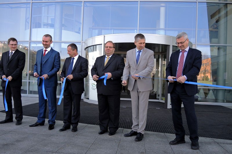 Otevření FEI se zúčastnil také primátor P. Kajnar (první zprava)