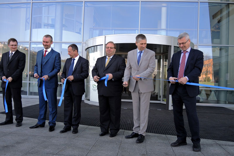 Otevření FEI se zúčastnil také primátor P. Kajnar (první zprava)