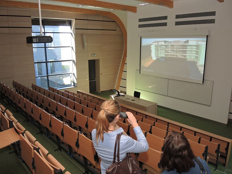 V jedné z nových poslucháren FEI