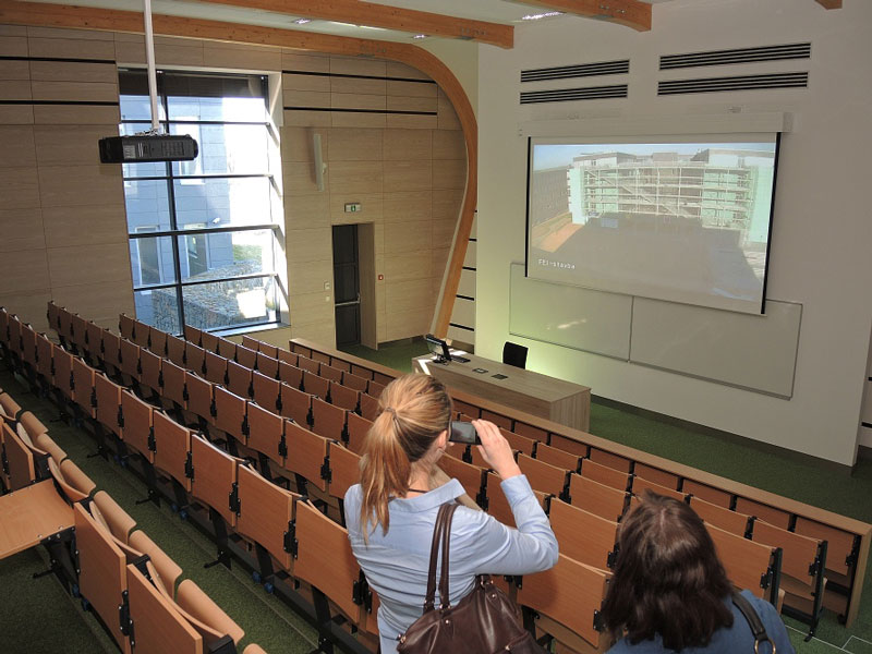 V jedné z nových poslucháren FEI