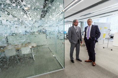 Náměstek primátora Kamil Bednář (vlevo) s rektorem VŠB-TU Ostrava Ivo Vondrákem při prohlídce haly. Foto: J. Zerzoň