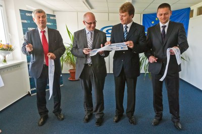 Foto: Zleva Petr Kajnar, Daniel Kaminský, Lumír Palyza a Roman Michalec při stříhání pásky