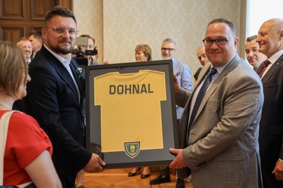 Ostravský primátor obdržel v průběhu návštěvy od katovického protějšku Marcina Krupy symbolický fotbalový dres. Foto: Monika Winkler