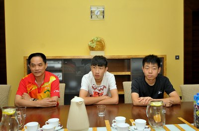 FOTO: Špičkoví čínští stolní tenisté na návštěvě radnice. Snímky Jiří Urban.