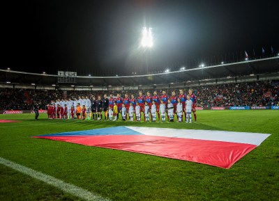 Městský stadion, pátek 13. listopadu, 20.30 h. Díky tomu, že stadion splňuje veškeré požadavky, může v Ostravě opět hrát národní fotbalová reprezentace. Foto: J. Urban, J. Zerzoň