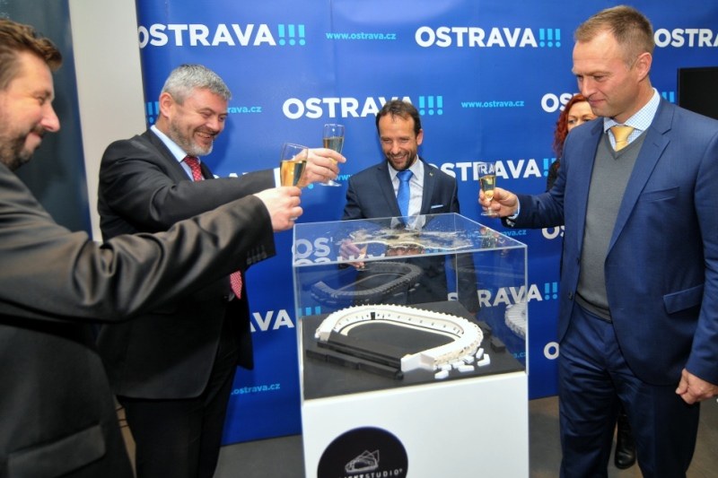 Moment slavnostního křtu (modelu) Městského stadionu.