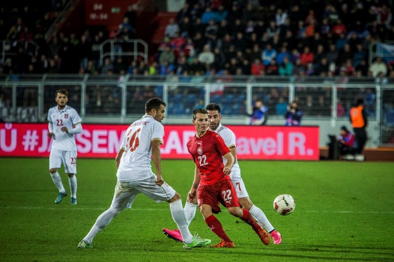 Záložník Vladimír Darida bojuje s převahou soupeřů.