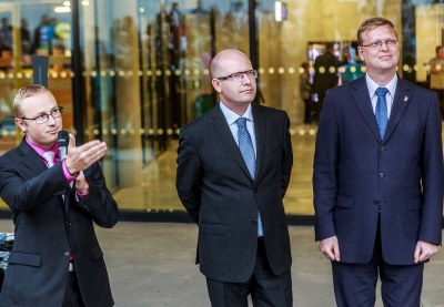 Hosty slavnostního otevření STC byli premiér B. Sobotka a vicepremiér P. Bělobrádek. Na snímku s ředitelem centra Jakubem Švrčkem.  Foto: J. Zerzoň