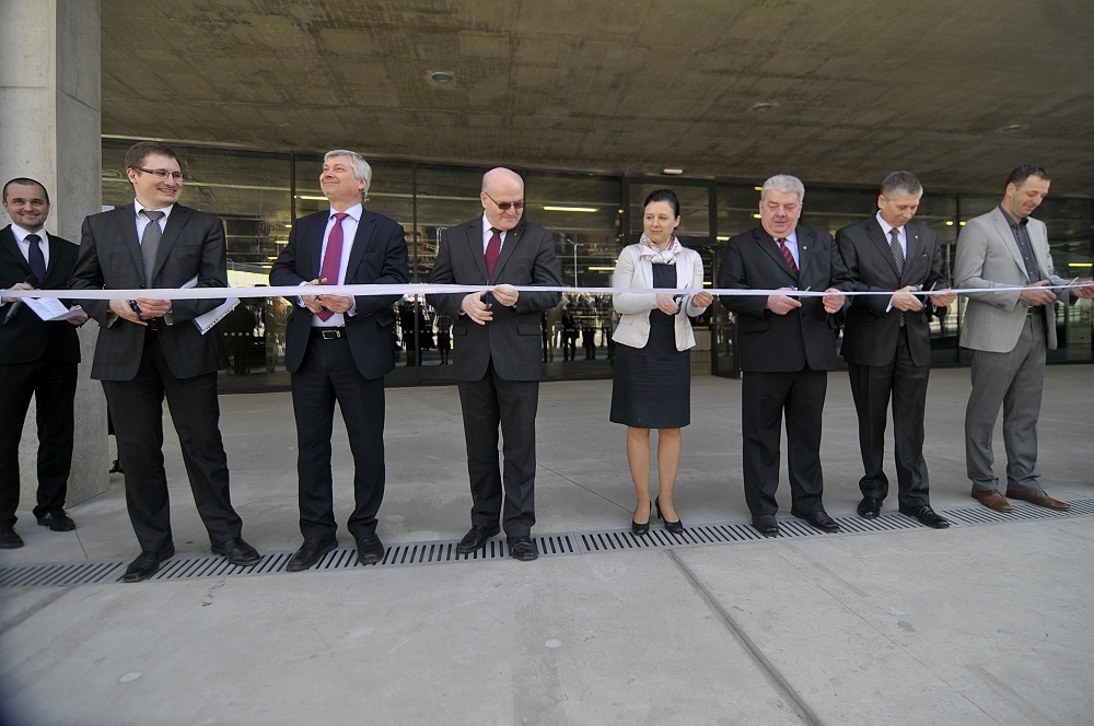 Slavnostní přestřižení pásky před otevřením Velkého světa techniky.
