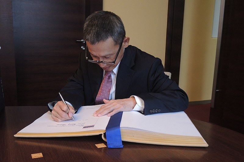 Thajský velvyslanec Narong Sasitorn píše do pamětní knihy města Ostravy