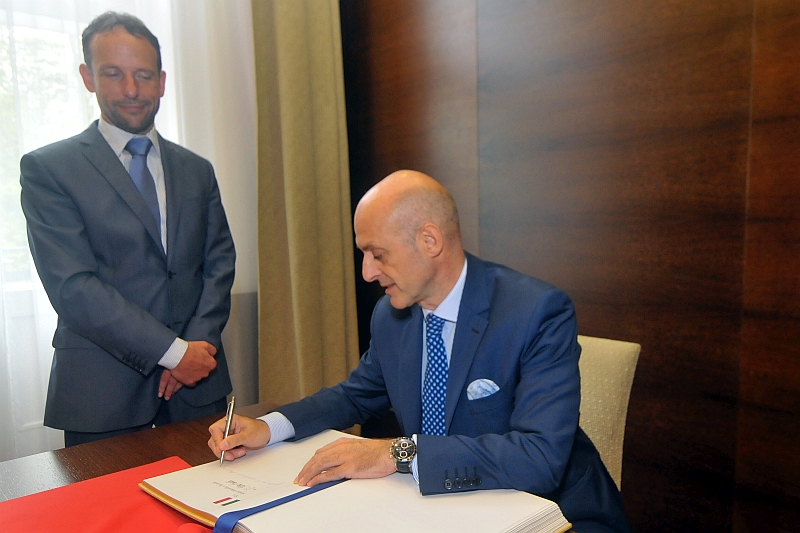 Velvyslanec Aldo Amati podepisuje pamětní knihu města