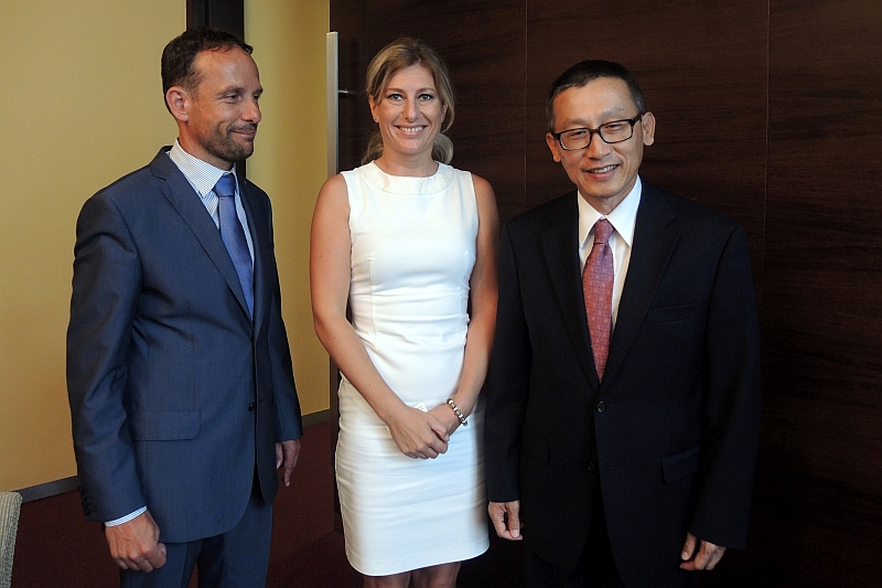 Velvyslanec Thajska N. Sasitorn s náměstkyní K. Šebestovou a primátorem T. Macurou