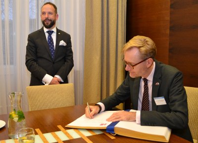 Velvyslanec Dánka Ole Frijs-Madsen se zapisuje do pamětní knihy. V pozadí primátor Tomáš Macura. Foto: René Stejskal 