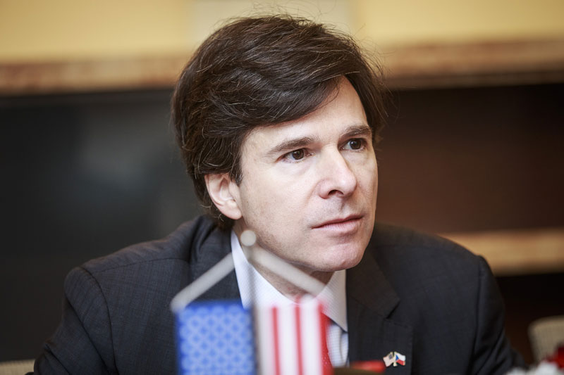 Velyvslanec Spojených států amerických Andrew Schapiro při jednání na radnici. Foto: J. Zerzoň