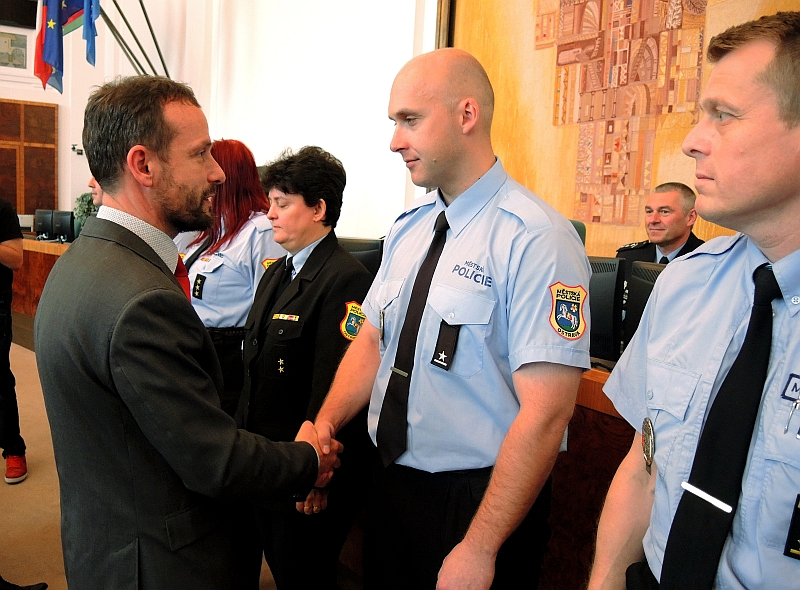 Strážníkům předal ocenění primátor města Tomáš Macura.
