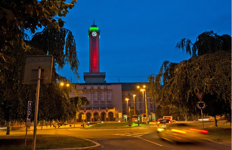 Červeně nasvícená věž Nové radnice. Foto: Jiří Zerzoň