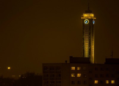 Věž ostravské Nové radnice se symbolicky rozsvítí zlatou barvou. Foto: Jiří Zerzoň