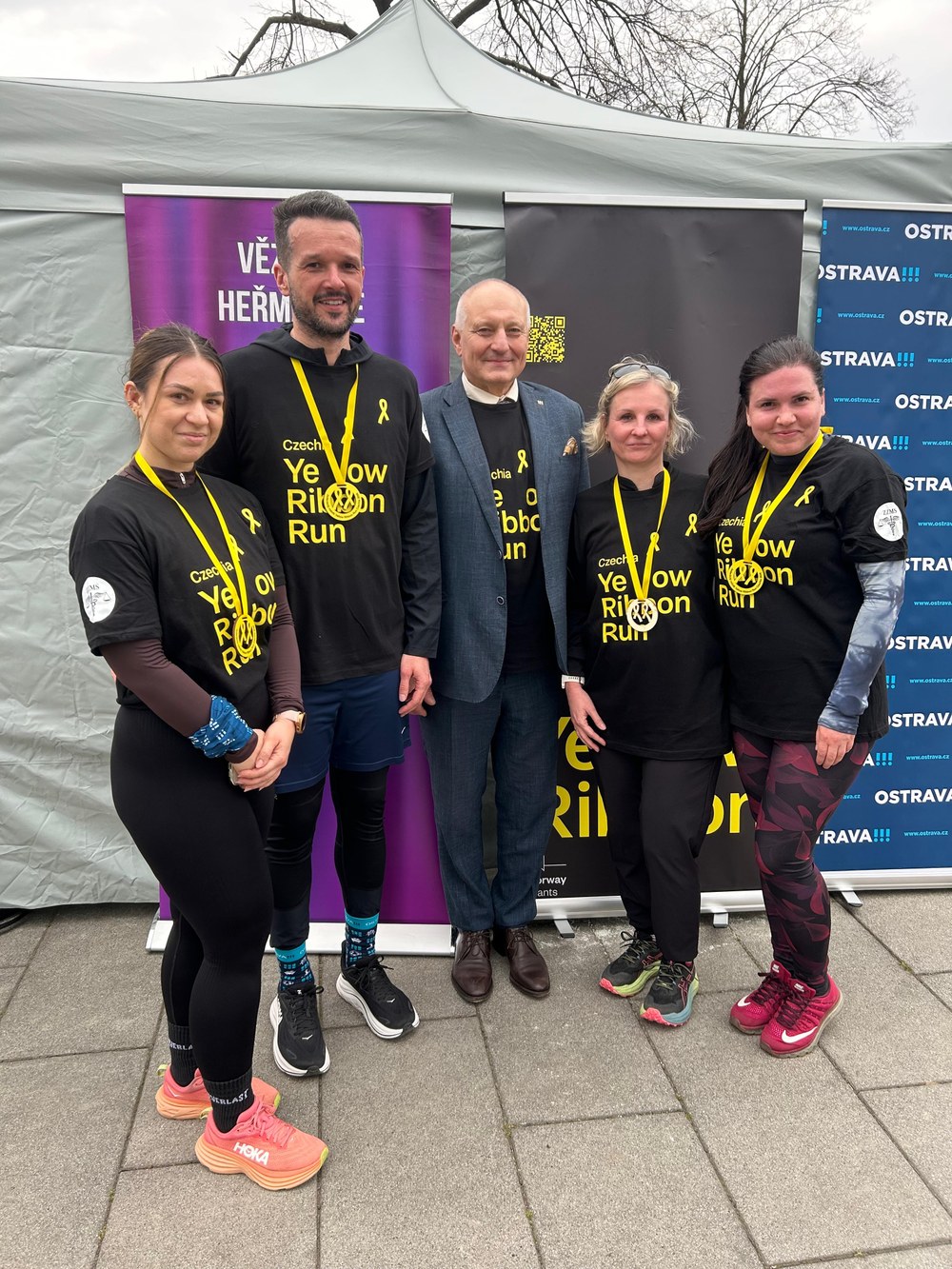 Záštitu nad akcí převzal náměstek primátora Zbyněk Pražák (uprostřed), který přišel podpořit závodníky z řad zaměstnankyň a zaměstnanců Magistrátu města Ostravy. Foto: MMO Záštitu nad akcí převzal náměstek primátora Zbyněk Pražák (uprostřed), který přišel podpořit závodníky z řad zaměstnankyň a zaměstnanců Magistrátu města Ostravy. Foto: MMO