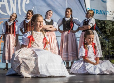 Soubor Krasničanek na festivalu Folklor bez hranic, který město rovněž podpořilo. Foto: Jiří Zerzoň