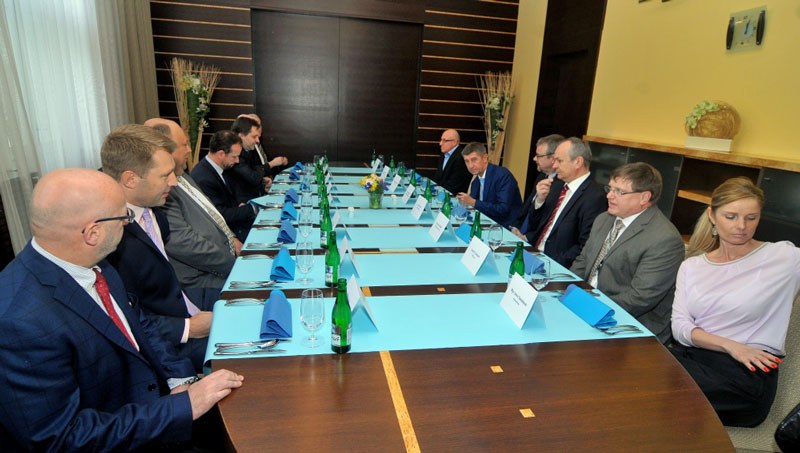 Před pracovním obědem v primátorském salonku.