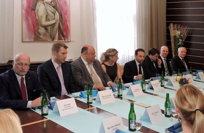 T. Macura vítá v radnici vzácné hosty.