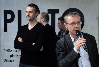 Kurátor výstavy Marek Pokorný (vpravo) a umělec Jan Šerých při vernisáži v aule Gong. Foto: Jiří Urban  