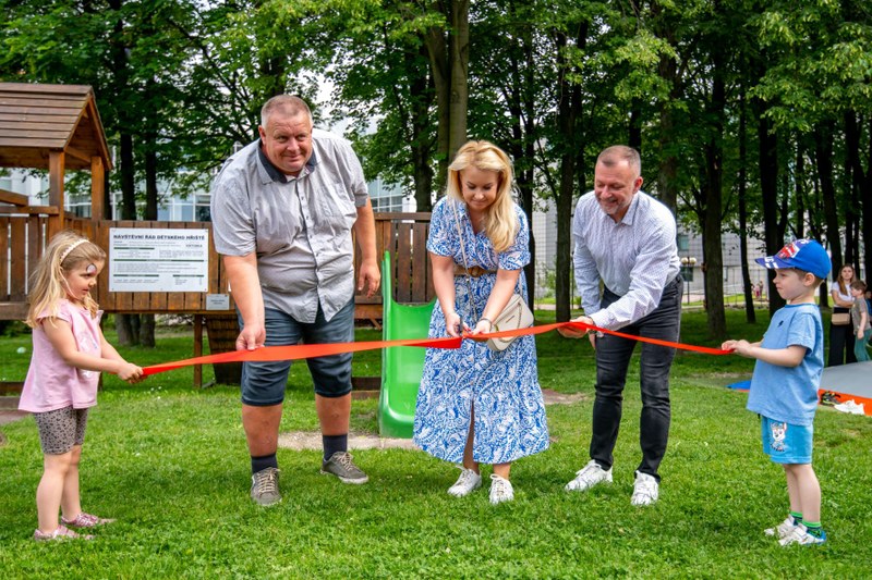 Pásku slavnostně přestřihla náměstkyně primátora Lucie Baránková Vilamová