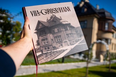 Kniha Vila Grossmann se svým ústředním tématem v pozadí fotografie. Foto: Jan Vlček