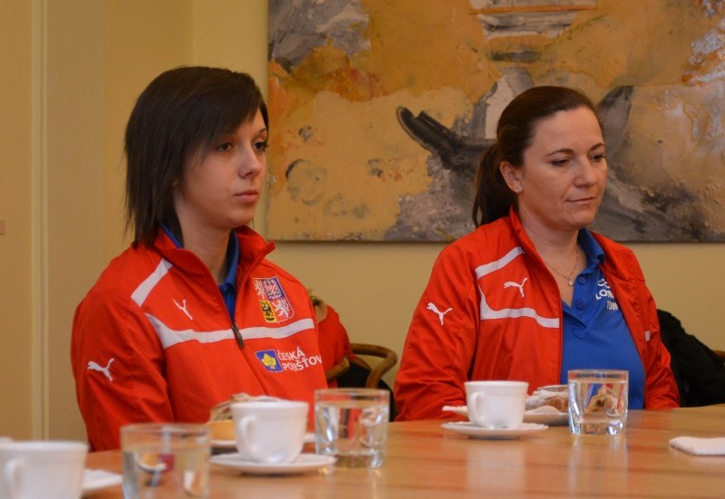 Středeční tiskové konference se zúčastnily útočnice G. Žůrková a trenérka florbalové reprezentace K. Šatalíková.
