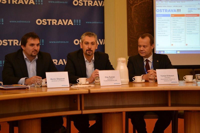 Zleva náměstek primátora M. Štěpánek, prezident České florbalové unie Filip Šuman a prezident Mezinárodní florbalové federaceTomas Eriksson.