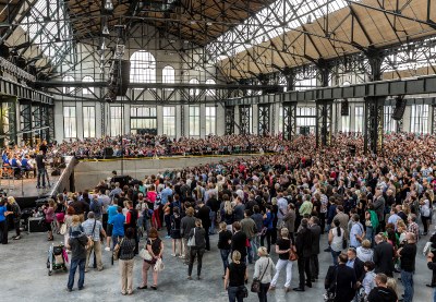Náměstí pod střechou pro téměř pět tisíc lidí. To je Trojhalí, či lépe jedna z jeho částí – Dvojhalí.  Foto: Jiří Zerzoň
