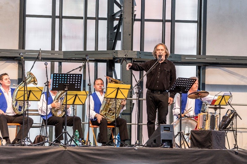 Hlavním lákadlem otevření Trojhalí byl koncert Jarka Nohavici.