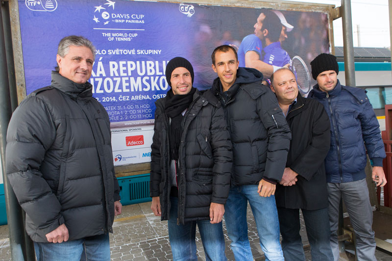 Po příjezdu do Ostravy (zleva) Jaroslav Navrátil, Radek Štěpánek, Lukáš Rosol, fyzioterapeut Pavel Kovač a trenér Theodor Devoty. Foto: J. Zerzoň Po příjezdu do Ostravy (zleva) Jaroslav Navrátil, Radek Štěpánek, Lukáš Rosol, fyzioterapeut Pavel Kovač a trenér Theodor Devoty. Foto: J. Zerzoň
