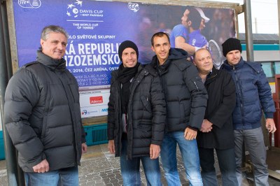 Po příjezdu do Ostravy (zleva) Jaroslav Navrátil, Radek Štěpánek, Lukáš Rosol, fyzioterapeut Pavel Kovač a trenér Theodor Devoty. Foto: J. Zerzoň 