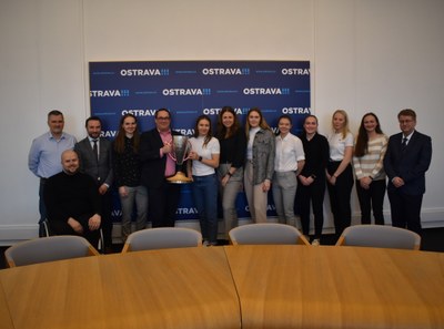 Hráčky 1. SC TEMPISH Vítkovice přinesly ukázat pohárovou trofej. Foto: MMO